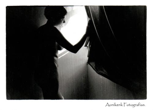 Fotografia de Aonikenk.fotografias - Galeria Fotografica: Desnudos - Foto: miradas en un ventana de luz