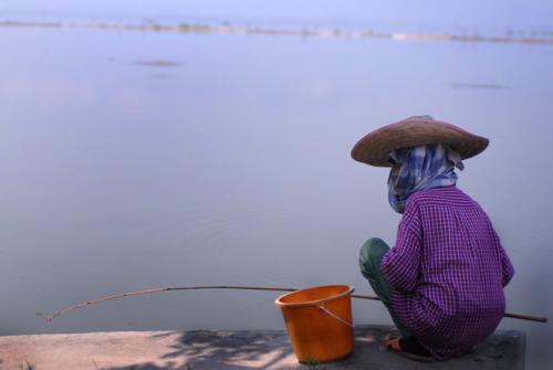 Fotografia de Ismael Herrero - Galeria Fotografica: Tailandia - Foto: Mujer pescando