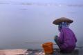 Fotos de Ismael Herrero -  Foto: Tailandia - Mujer pescando