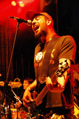 Fotografia de Emiliano - Galeria Fotografica: Show Contragolpe + Attaque 77 - Foto: 	Ivan al Bajo!							