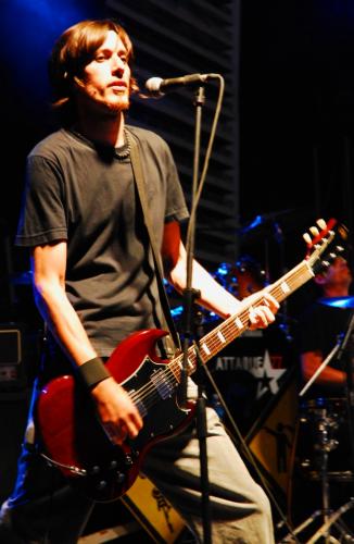 Fotografia de Emiliano - Galeria Fotografica: Show Contragolpe + Attaque 77 - Foto: El Flaco en Viola!								