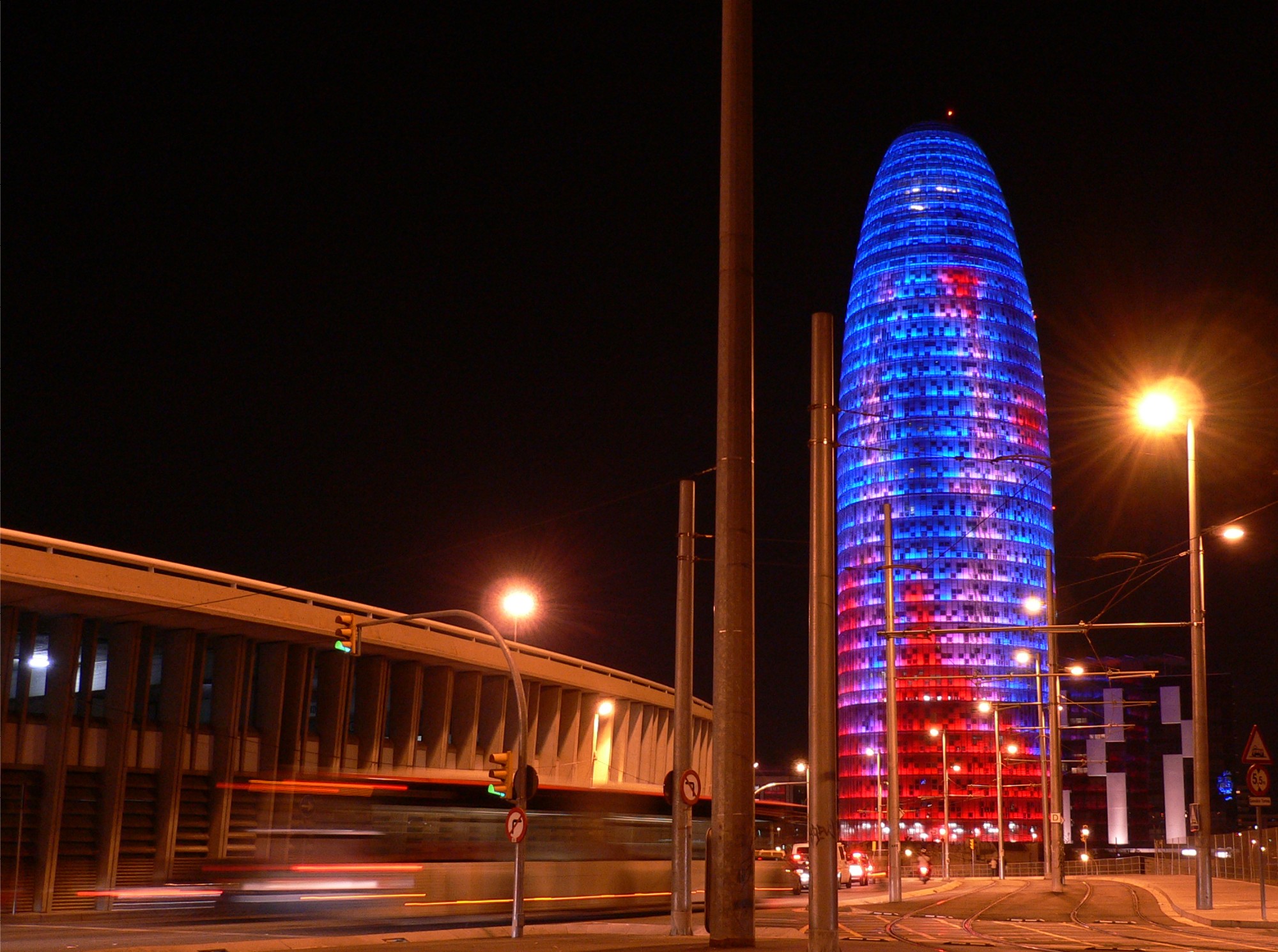 Fotografia de Litus - Galeria Fotografica: Pueblos y ciudades - Foto: Torre Agbar de noche