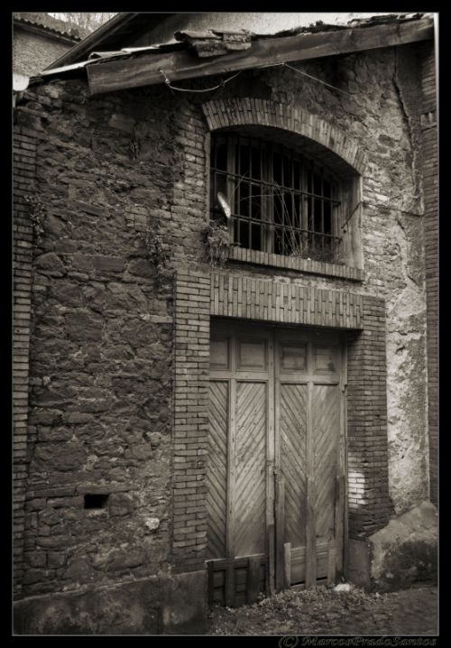 Fotografia de Marcos prado santos - Galeria Fotografica: Fotos de una serie sobre zonas, y arquitectura abandonadas en asturias-El entrego - Foto: 