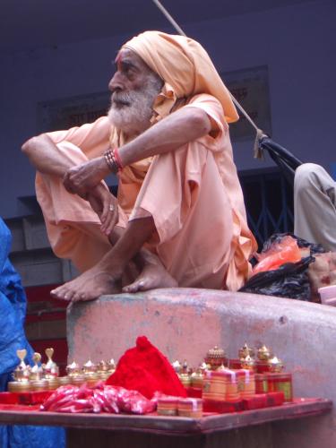 Fotografia de Arnau Selga - Galeria Fotografica: Nord de la India - Foto: Venedor de tints a Hardwar (Uttarranchal)