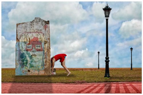 Fotografia de Abimagen64 - Galeria Fotografica: Una almohada surrealista - Foto: Laura en el muro de Mae West.
