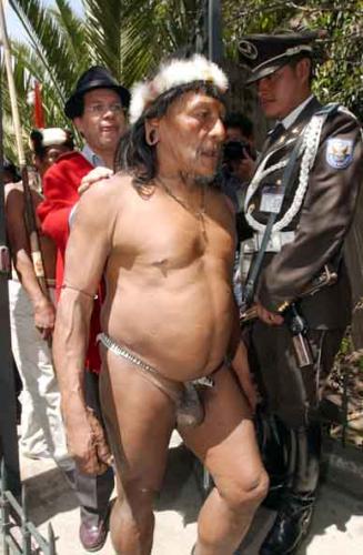 Fotografías mas votadas » Autor: Fredy Constante - Galería: HUAORANIS EN LA CIUDAD - Fotografía: HUAORANI EN LA CIU