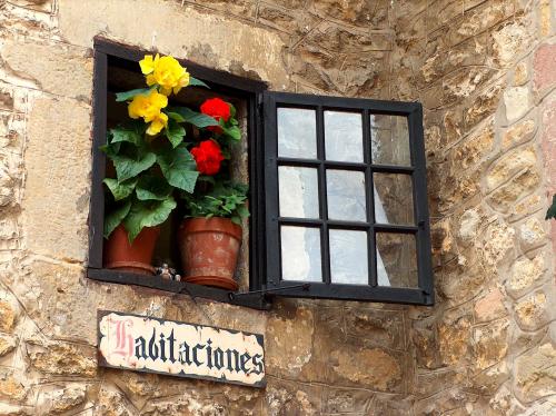 Fotografías mas votadas » Autor: FOTOSANTANDER - Galería: SANTILLANA DEL MAR - Fotografía: VENTANA
