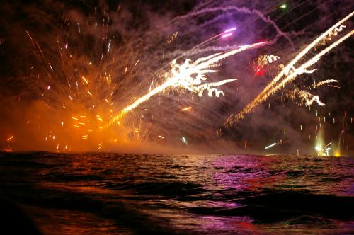 Fotos mas valoradas » Foto de sandman - Galería: fuegos artificiales - Fotografía: fuegos en la playa