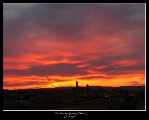 Fotografías mas votadas » Autor: marge - Galería: Arboles, casas y personas - Fotografía: Aguaviva (Teruel)