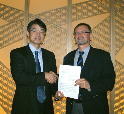 Shigeki Ishizuka (Sony) y Winfried Scherle (Carl Zeiss),  rubrican el acuerdo entre ambas firmas